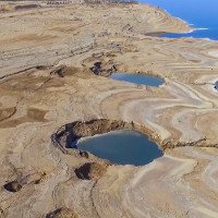 Video: Hố đất sụt ở Biển Chết - vẻ đẹp của sự tàn phá