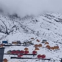 Video: Kinh hoàng cảnh tuyết lở nuốt chửng các lều, trại trên núi