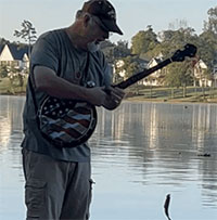 Video: Kỳ lạ người đàn ông câu cá bằng đàn Banjo