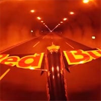 Video: Phi công lái máy bay xuyên 2 hầm đường bộ, lập cùng lúc 5 kỷ lục thế giới