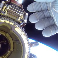 Video: Phi hành gia bị tố dùng tay che UFO phát sáng gần trạm ISS