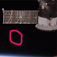 Video: Vật thể bí ẩn giống đĩa bay lượn sát trạm vũ trụ