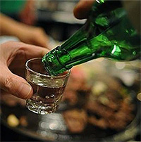 Việc uống rượu xã giao không mang lợi ích trong công việc