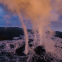 Vòi rồng cao trăm mét bên miệng núi lửa Hawaii