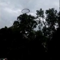 Vòng khói đen trên bầu trời Anh làm rộ tin đồn về UFO xâm lược