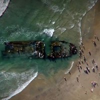 Xác 'tàu ma' dài 90 mét dạt vào bờ biển Mỹ