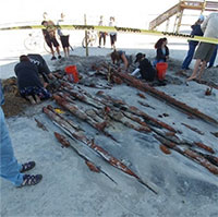 Xác tàu đắm 200 năm tuổi được khai quật do xói mòn trên bãi biển Florida